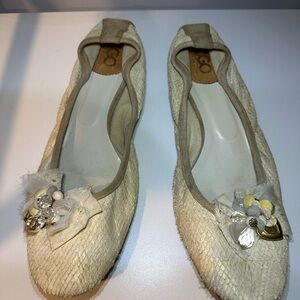 🇮🇹GOZZI Cream Flats with Floral Embellishments Sz 8.5